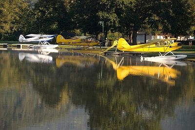 Die Husky PA-18 und Piper Cub beim "Beaching" am Ufer des Stubenbergsee