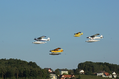 Ein Formationsflug der Wasserflugzeuge über dem Stubenbergsee